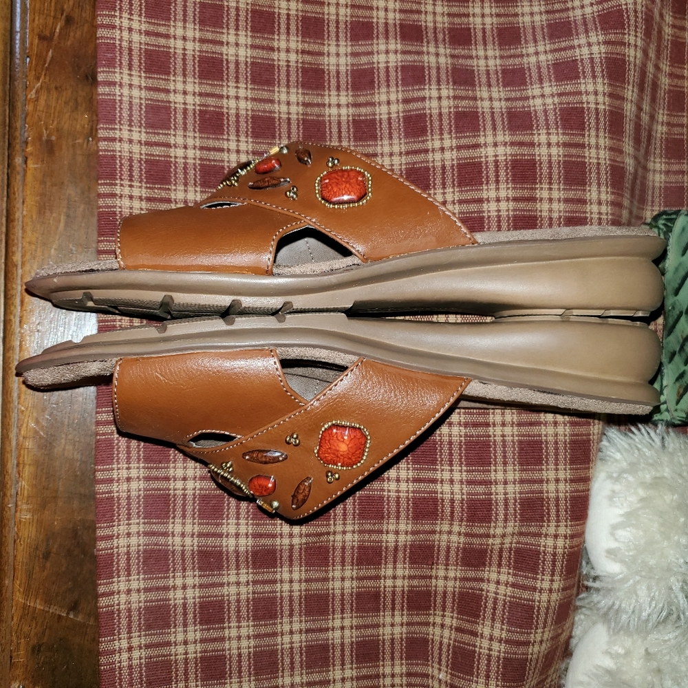 9.5 Natural Soul Josie brown slip on sandals - Picture 4 of 8